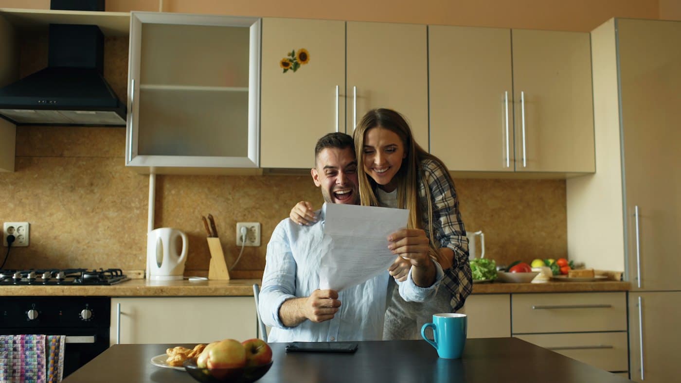 Un couple lit un document ensemble
